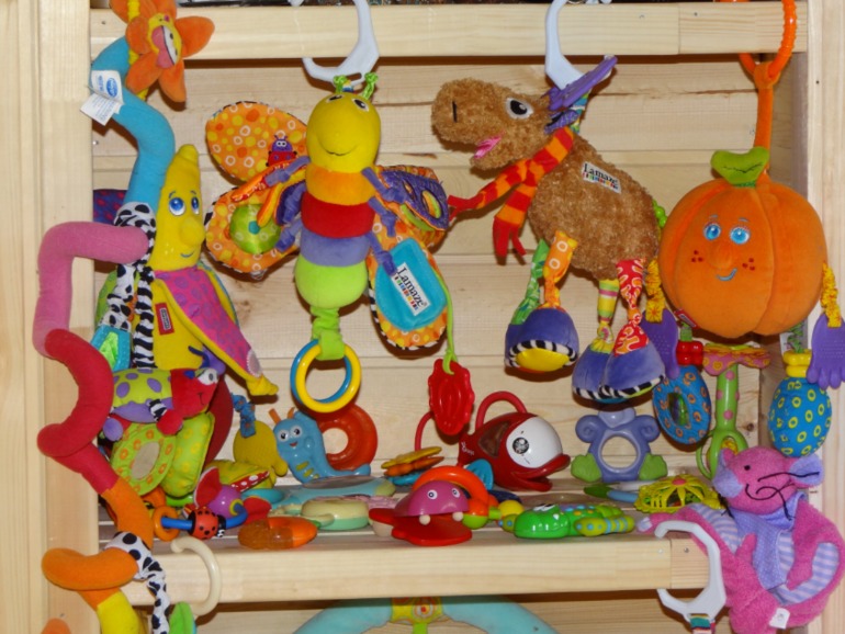 Много б/у игрушек