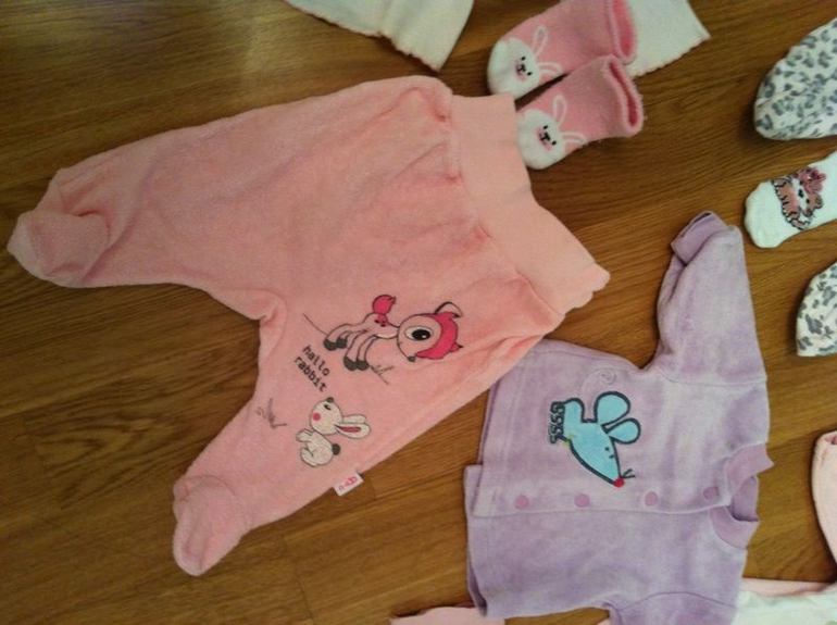 Продам пакетом вещи на 0-3 мес. Кое-что не одето ни разу!цена 1800 за пакет.в подарок-платье.