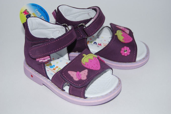 Выбираю обувь на первый шаг. Какая из 2 моделей?