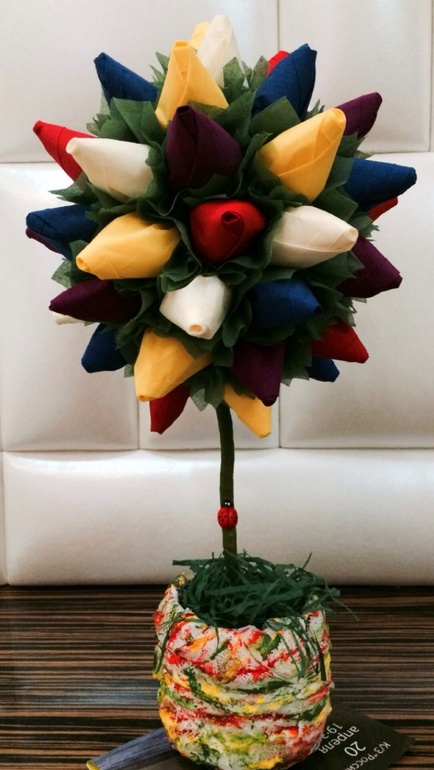 Топиарий.дерево из бутонов роз