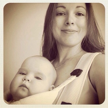 Свободные руки и путешествие ребенка по квартире и на прогулке.