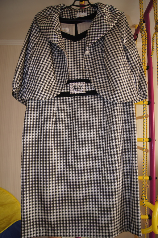 МНОГО красивой одежды на размер 50-52, есть новое и б/у в основном 1 раз, офисные костюмы и нарядные платья.