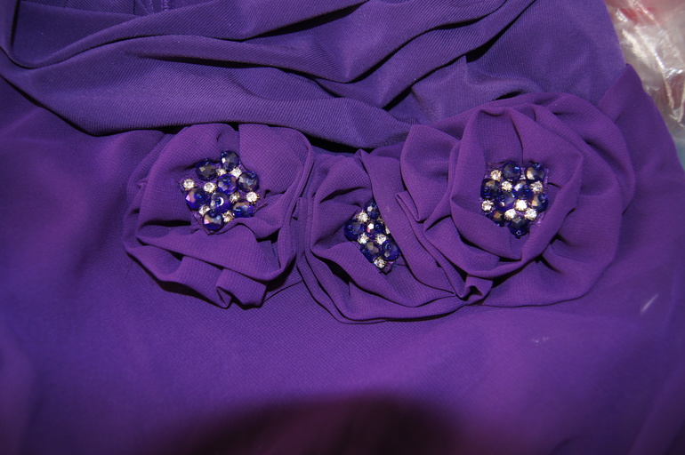 МНОГО красивой одежды на размер 50-52, есть новое и б/у в основном 1 раз, офисные костюмы и нарядные платья.