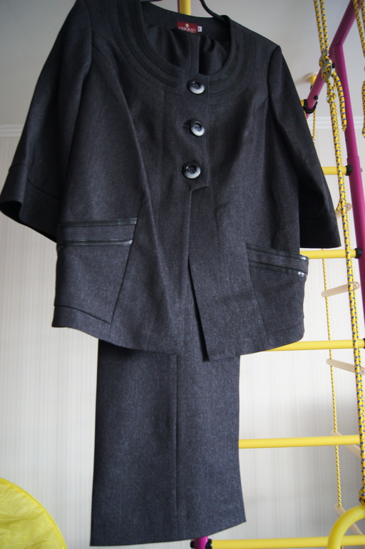 МНОГО красивой одежды на размер 50-52, есть новое и б/у в основном 1 раз, офисные костюмы и нарядные платья.