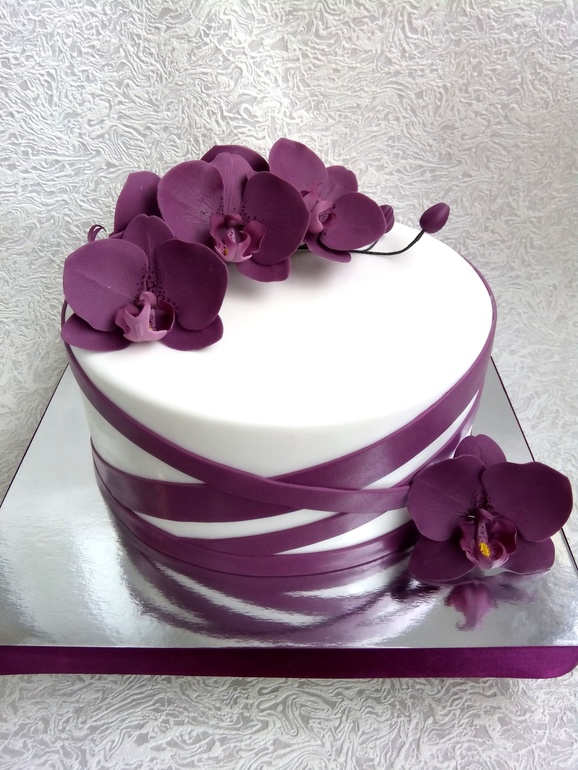 Фото украшенного торта орхидеями