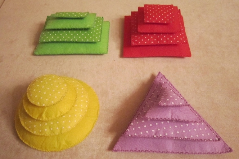 Пирамидки из фетра (тактильно-слуховые)