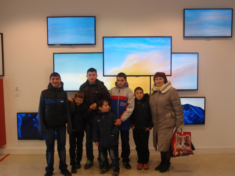 Как воспитанники Дубенского приюта Тульской области побывали на заводе Samsung