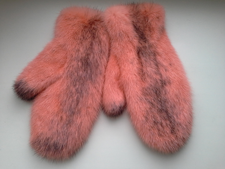 Варежки из норки. 4500 руб. Тел.89854603716.