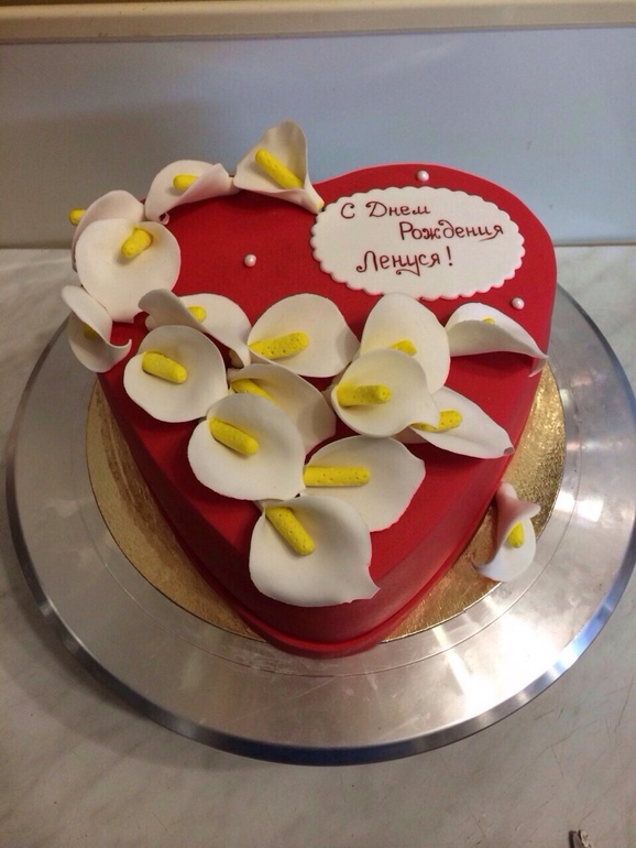 Торт сердце с каллами