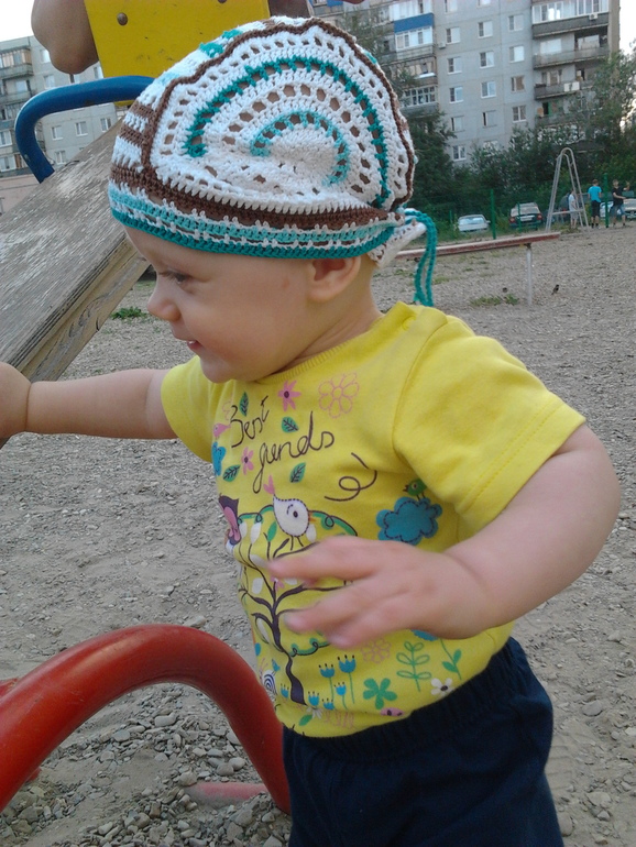 Связались сыну летние  шапочки!