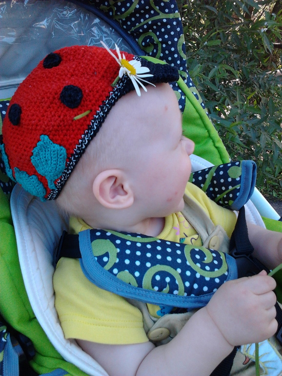 Связались сыну летние  шапочки!