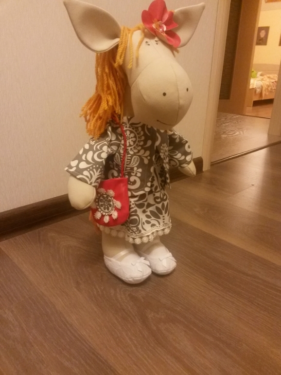 Лошадка Синтия и кукла мальчик Эрнест.