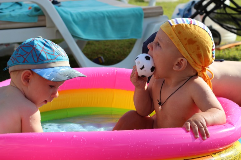 Андрюша, его родители и бабушка ездили на мооооре)