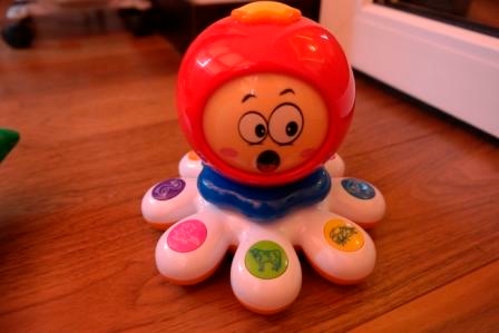 наши любые игрушки с 0 до 11 месяцев))