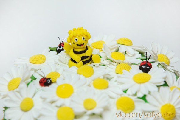 Пчёлка Майя в ромашках)