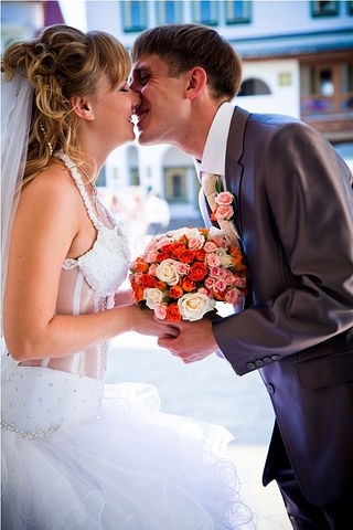 Свадебный фотограф , весь день 8-10 часов 11 .000 руб. + макияж 2.000 руб. + букет + 4 .000 руб.