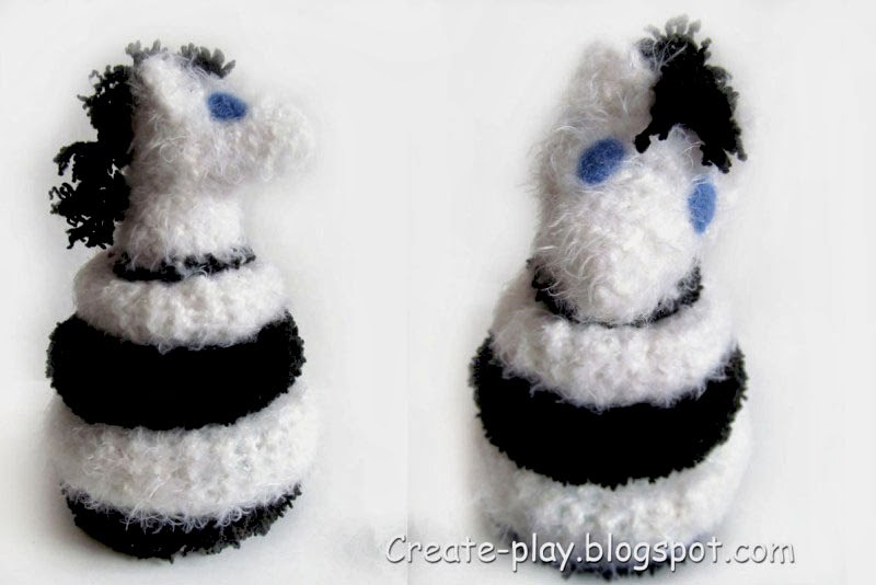 Вязаная пирамидка-зебра