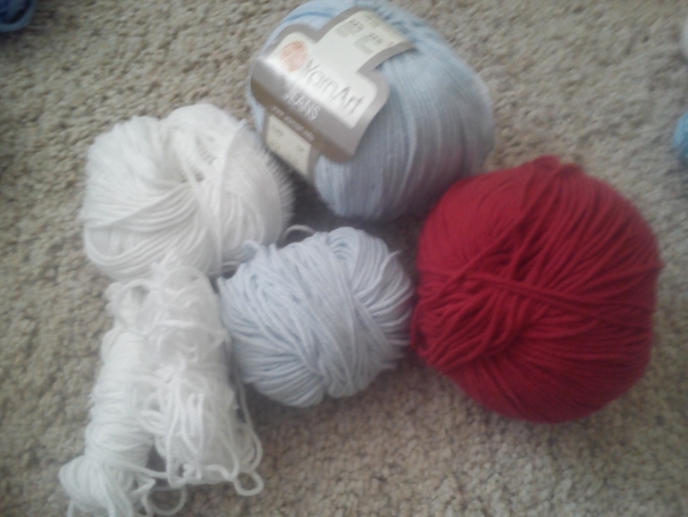 Хомка наводит порядок. Нужны идеи куда пустить пряжу)))