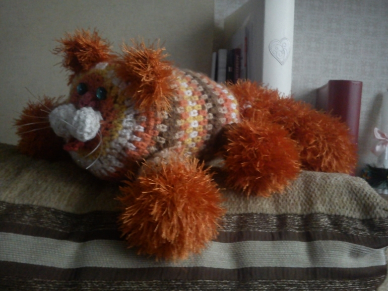 Счастливый рыжий кот))