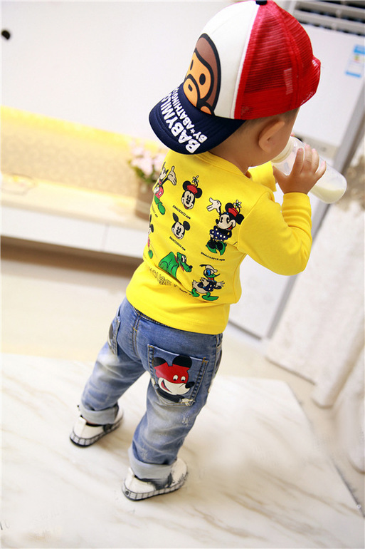 Костюм: джинсы и толстовка.