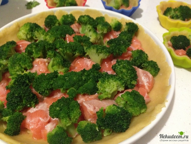 Киш с семгой и брокколи