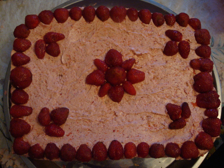 Бисквитный клубничный торт