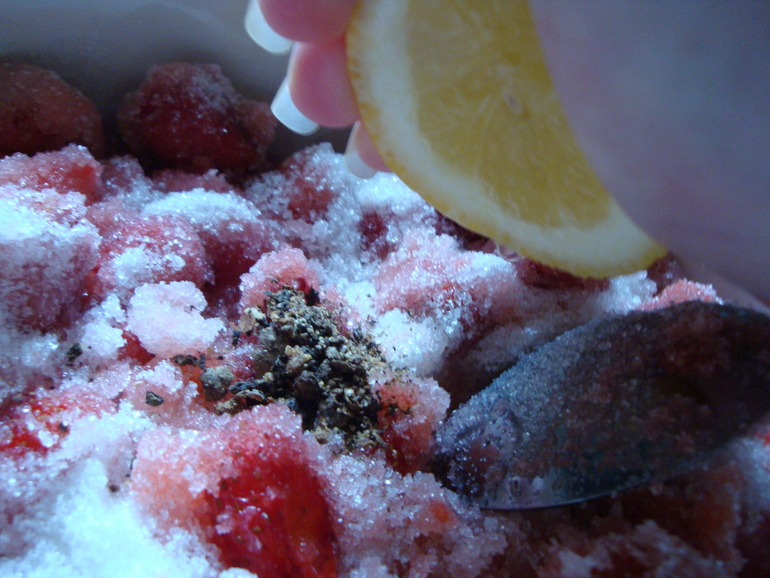 Клубничный джем с ванилью и черным перцем