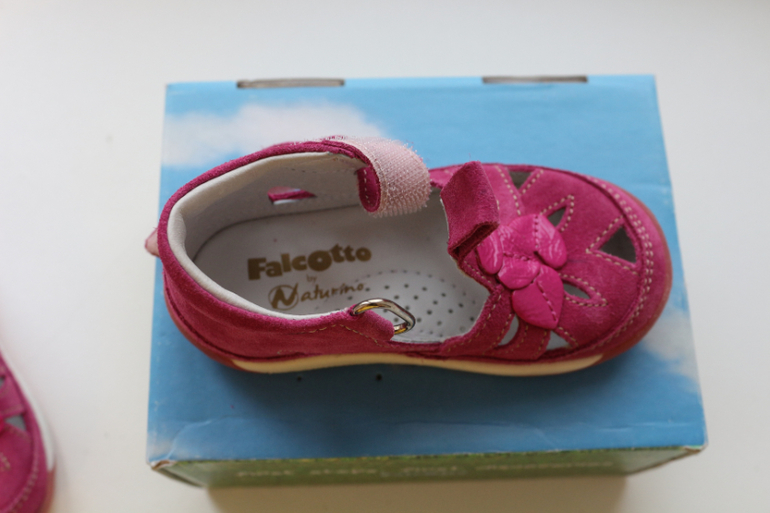 Продам новые сандалики Falcotto.