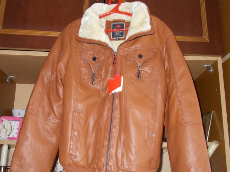 продам красивую осеннию куртку. р-р М цена 2000 руб.