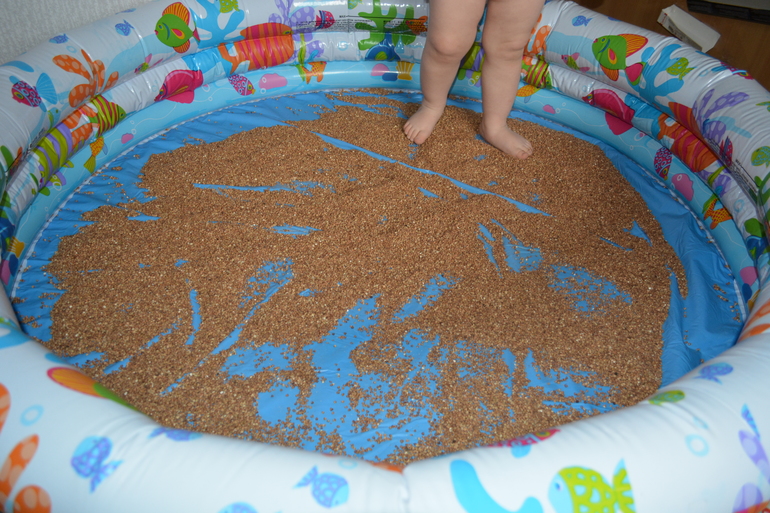Надувной бассейн для игр с сыпучкой и рисования.