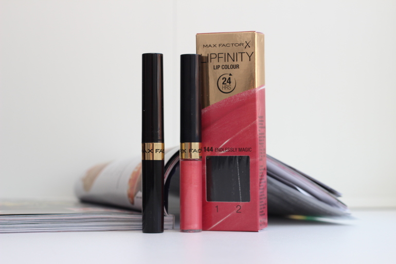 Помада для губ Max Factor Lipfinity.