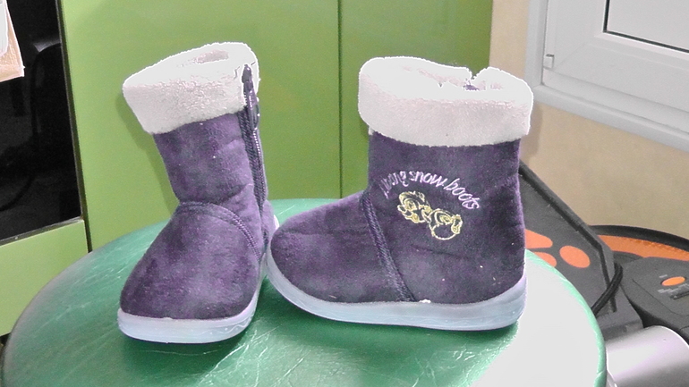 ТУФЛИ ТОТТО 22 размер, по стельке 14.5см. УГГИ австралия бежевые (новые) 21размер, по стельке 12см. УГГИ т. синие 21 размер, по стельке 12.5см. САНДАЛИИ ОРТОДОН В/Б 22 размер,  б/у по стельке 13см. ВСЕ В ОТЛИЧНОМ СОСТОЯНИИ!!!