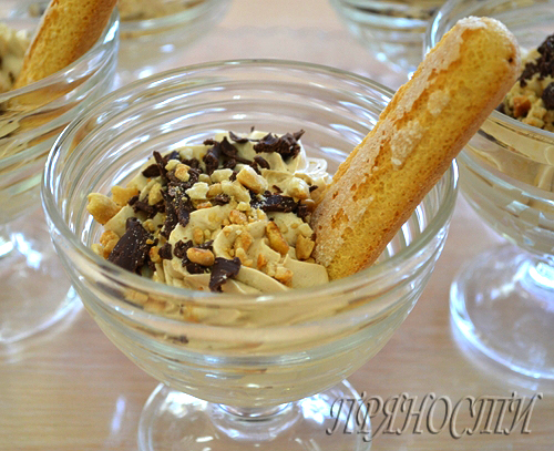 Макарунки и сливочно-кофейный крем с шоколадом .