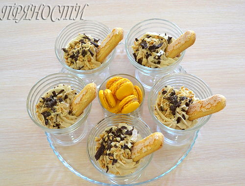 Макарунки и сливочно-кофейный крем с шоколадом .