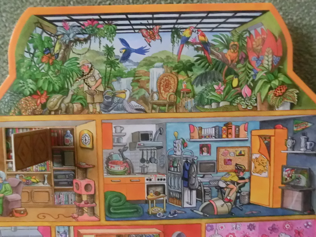 И снова виммельбухи или дом с окошками от Анны Сьюз