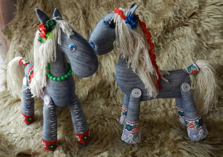 Белогривые лошадки