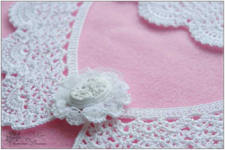 Воротничок и брошь