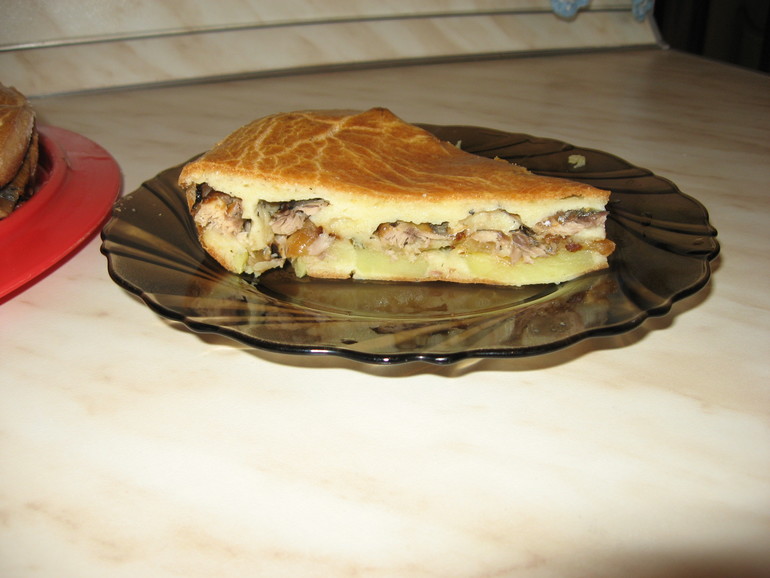 Рыбный заливной пирог с картошкой.