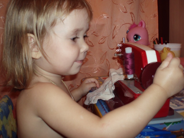 Маленькая рукодельница)))
