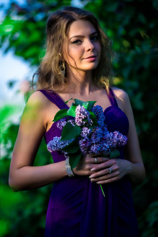 В своем первом посте хочу поделиться с Вами своей самой свежей фотосессией. Весна. Май. Сирень. Прекрасная Светлана :)