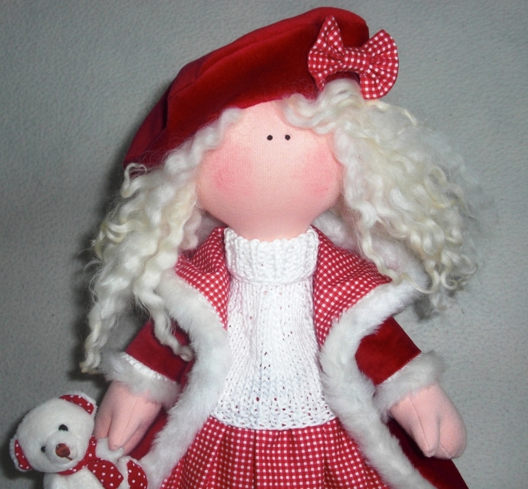 Блондинка в красном))