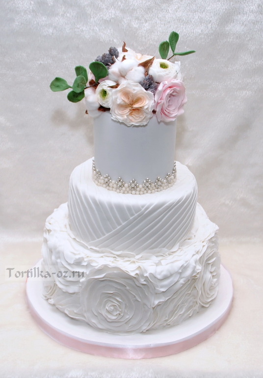 Свадебный торт под платье и букет невесты