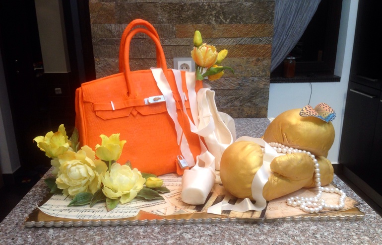 Для девушки, которая ободает сумки Биркин, театр, бокс и желтые цветы)))