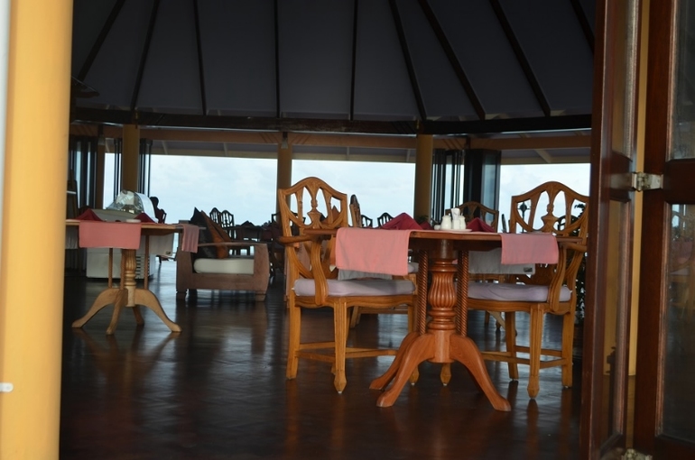 Хороший отель, очаровательное море и скучное питание!