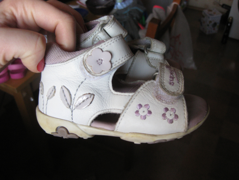ПРОДАМ МНОГО ОБУВИ НА ДЕВОЧКУ ДО 3-х ЛЕТ CROCS ,SUPERFIT