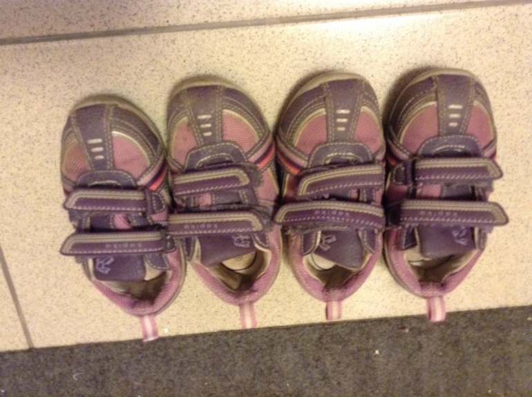 Отдам разную обувь для двойняшек