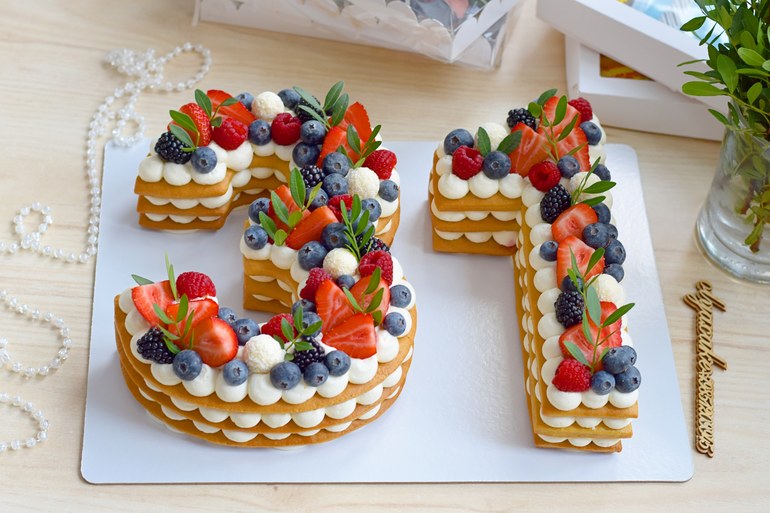 Торт азбука с фруктами