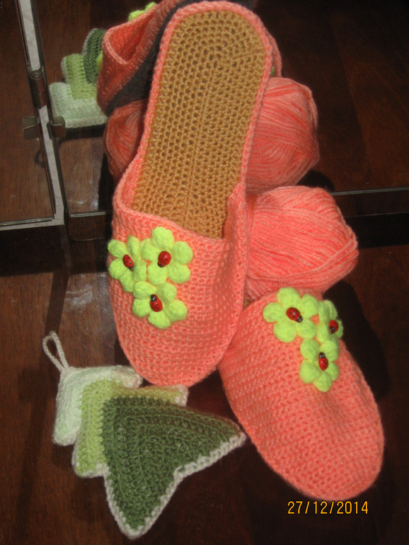 тапочки крючком на войлочной подошве описание. тапочки крючком на войлочной подошве описание. тапки крючком схемы. вязание тапочек на войлочной подошве крючком с описанием и схемами. схемы тапочек крючком на войлочной подошве.