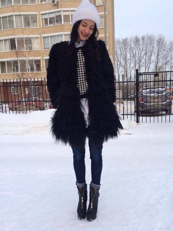 В наличии очень модные шапочки ! Состав мохер 70% 30%акрил..2000т.р +почта