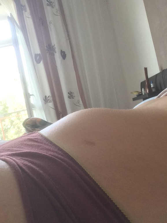 Живот на 11 неделе беременности лежа. Живот лежа на спине. Живот лежа на боку. Живот на 3 месяце беременности лежа. Лежа на животе.